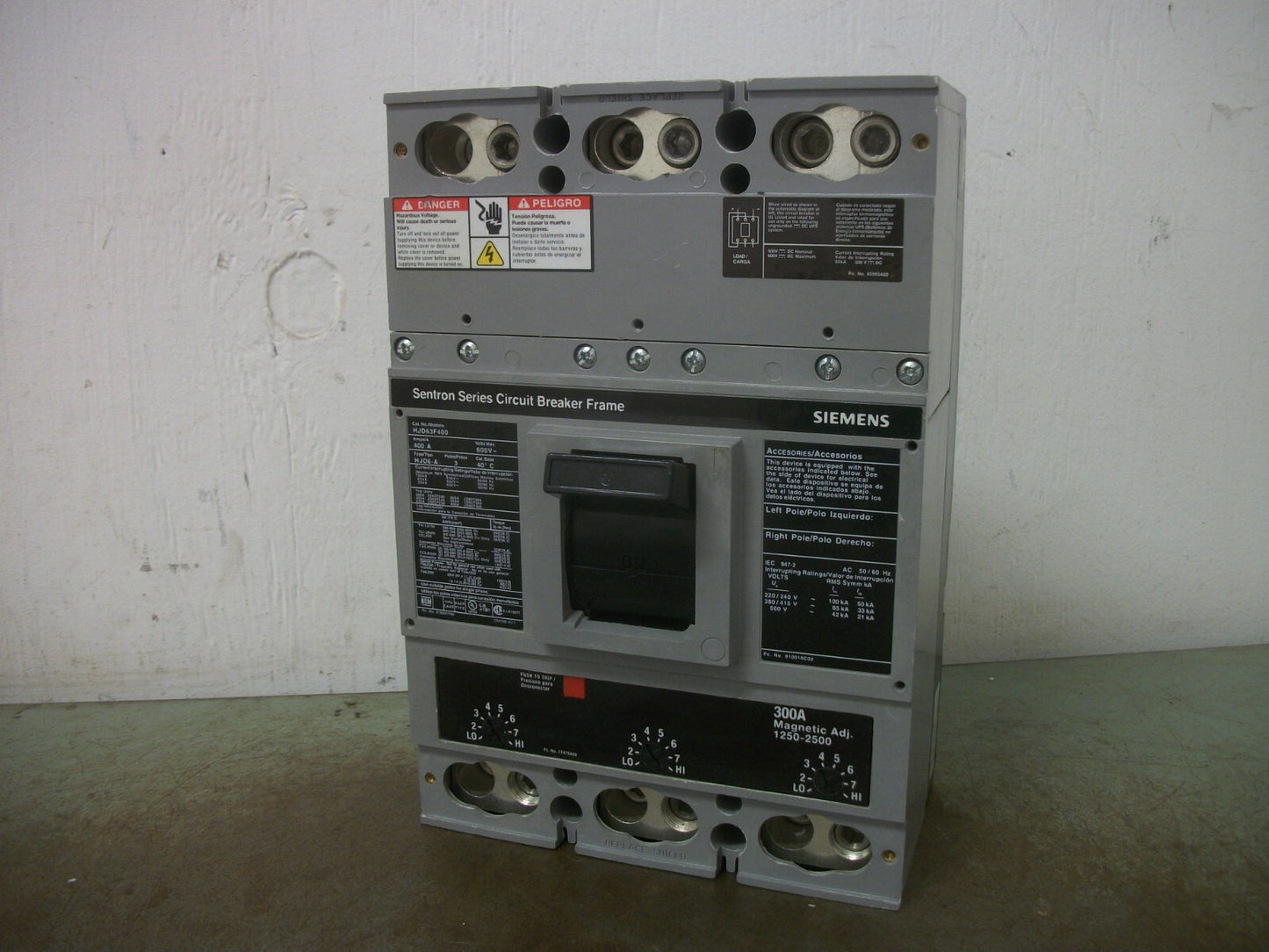 SIEMENS SENTRON HJD6-A CIRCUIT BREAKER HJD63F400 400AMP 600VOLT 3POLE W/300A TRI