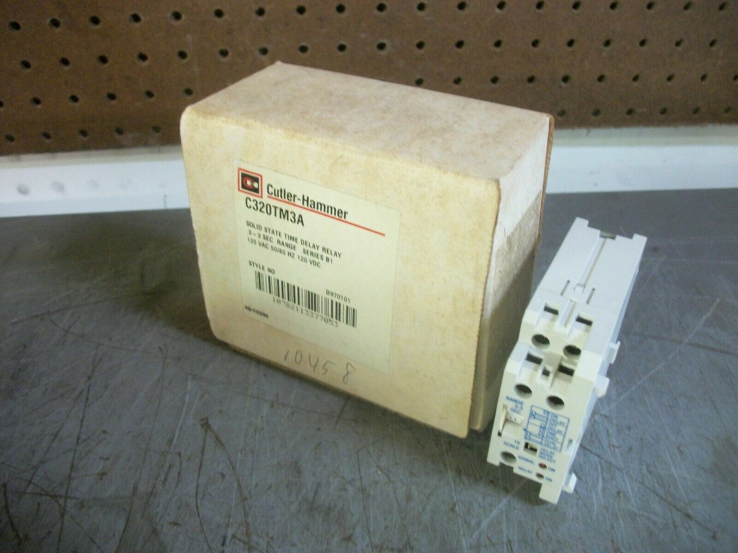 CUTLER-HAMMER SOLID STATE TIME DELAY RELAY C320TM3A .3-3SEC 120VOLT NIB