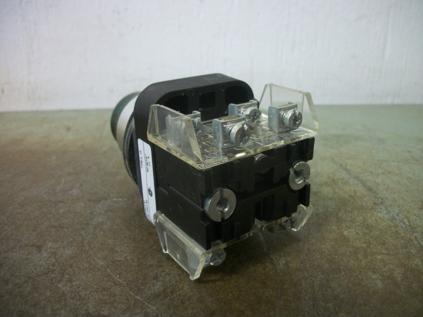 ALLEN-BRADLEY GREEN ILLUMINATED MOMENTARY PUSHBUTTON 800T-QB24G 24VOLT