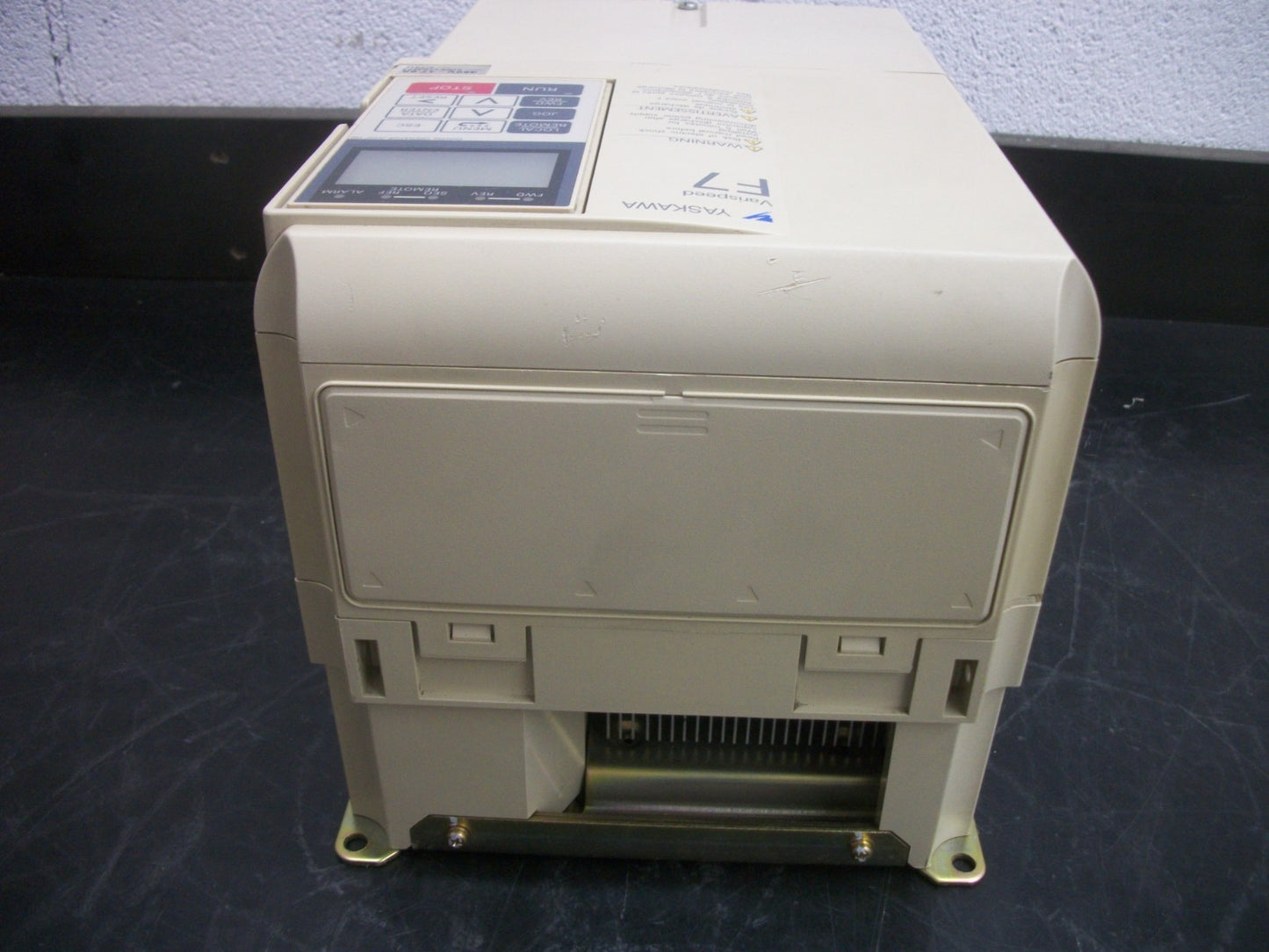 YASKAWA VARISPEED F7 VARIABLE FREQUENCY DRIVE CIMR-F7U47P5 480VOLT 3PH 17AMP