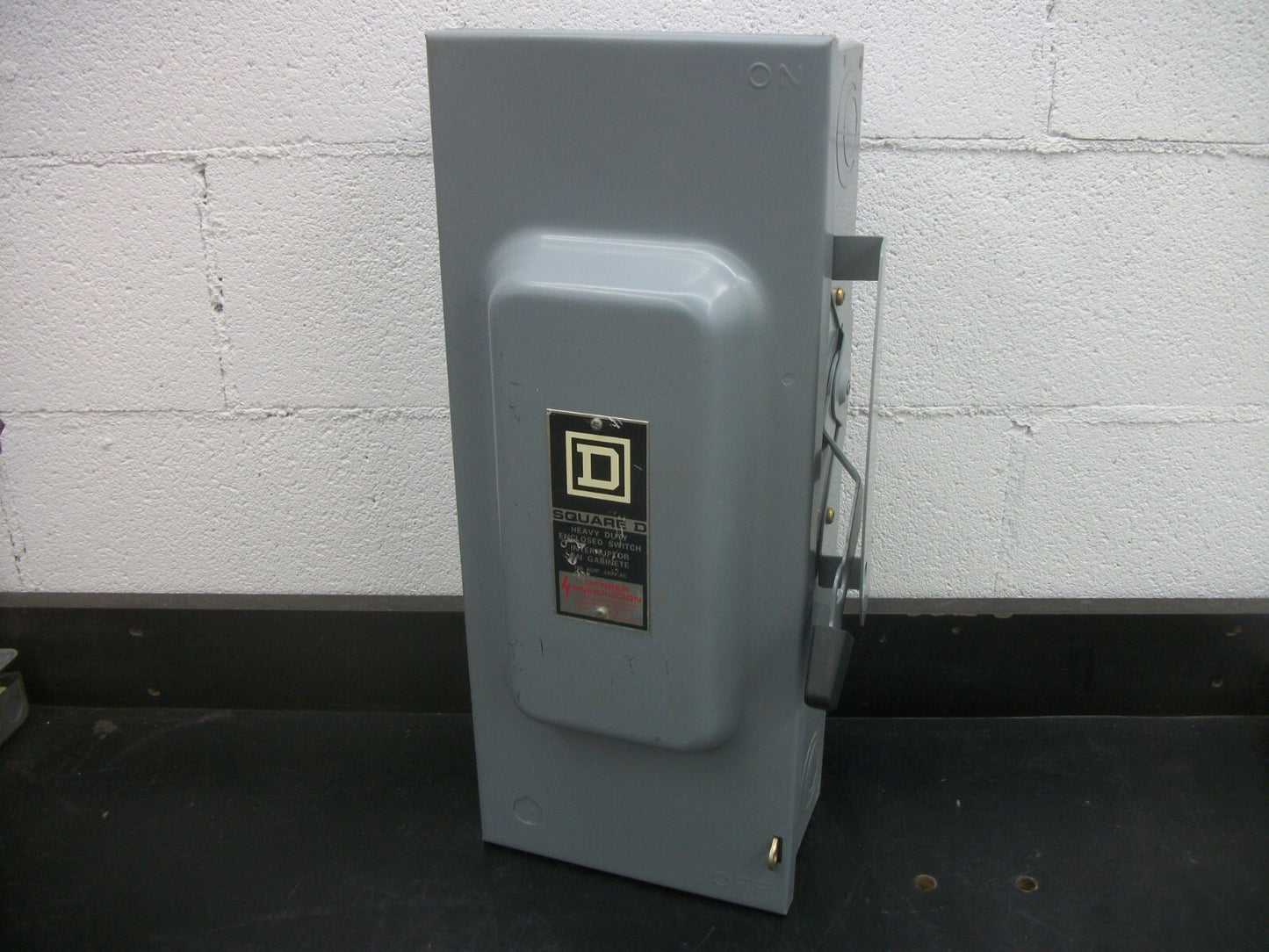 SQUARE D DISCONNECT TYPE 1 H323N 100AMP 240VOLT 3POLE FUSIBLE