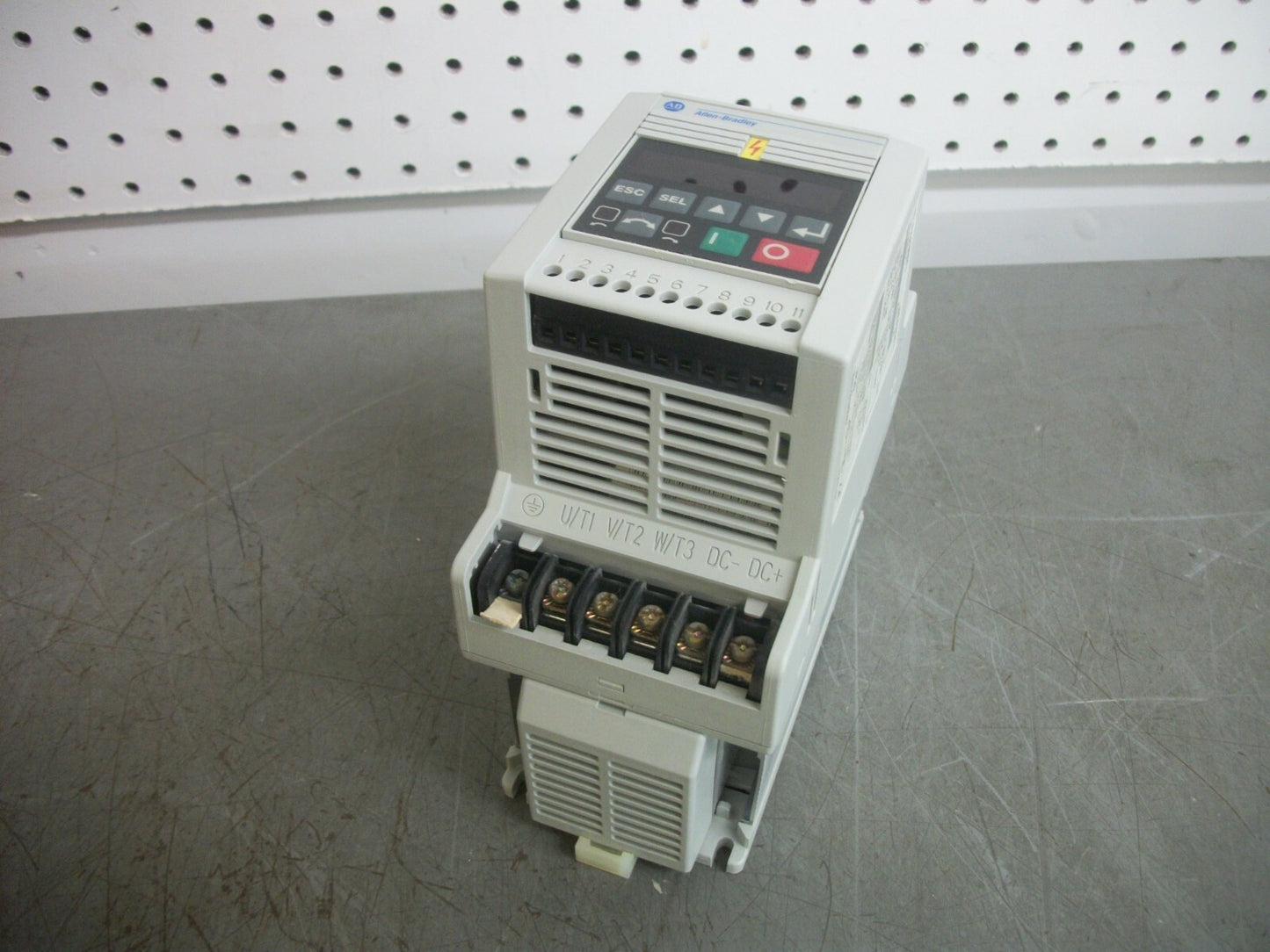 ALLEN-BRADLEY 1HP ANALOG S.F. MOTOR SPEED CONTROLLER 160-BA03NSF1 460V 2.3A 3PH