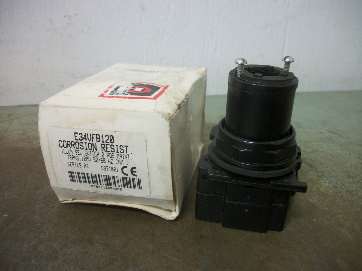 CUTLER-HAMMER 2-POS MAIN COR RESISTANT ILLUM SELECTOR SWITCH E34VFB120 120V NIB