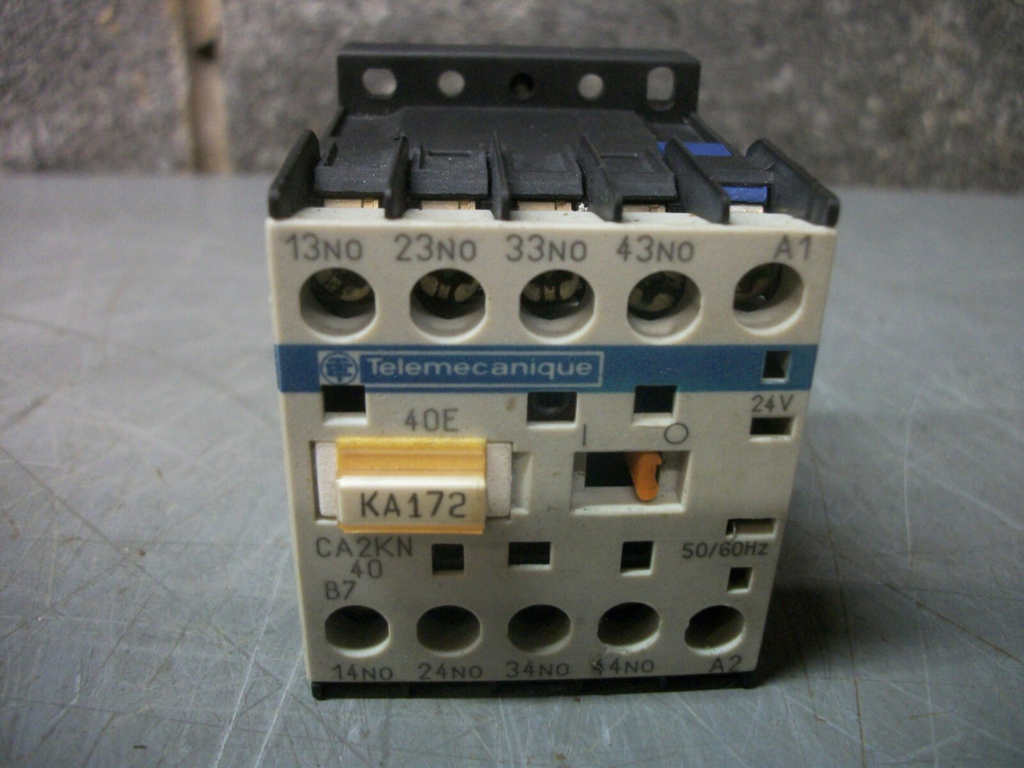 TELEMECANIQUE MINI CONTROL RELAY CA2KN40B7 24VCOIL 10AMP 600VOLT