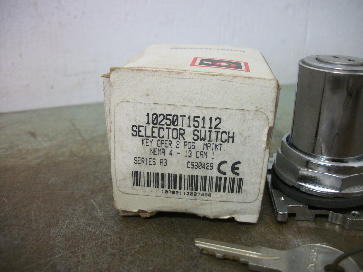 CUTLER-HAMMER 2-POS MAINTAINED KEY OPERATED SELECTOR SWITCH 10250T15112 NIB