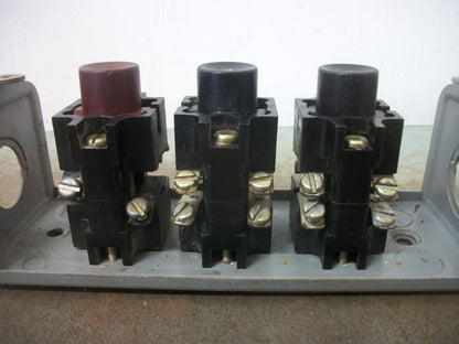 WESTINGHOUSE 3-BUTTON RUN/RUN/STOP PUSHBUTTON STATION 450D984G10 600VOLT