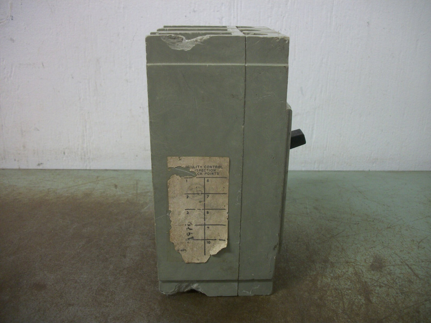 FEDERAL PACIFIC HEJ CIRCUIT BREAKER HEJ233125 125AMP 240VOLT 3POLE CHIPPED