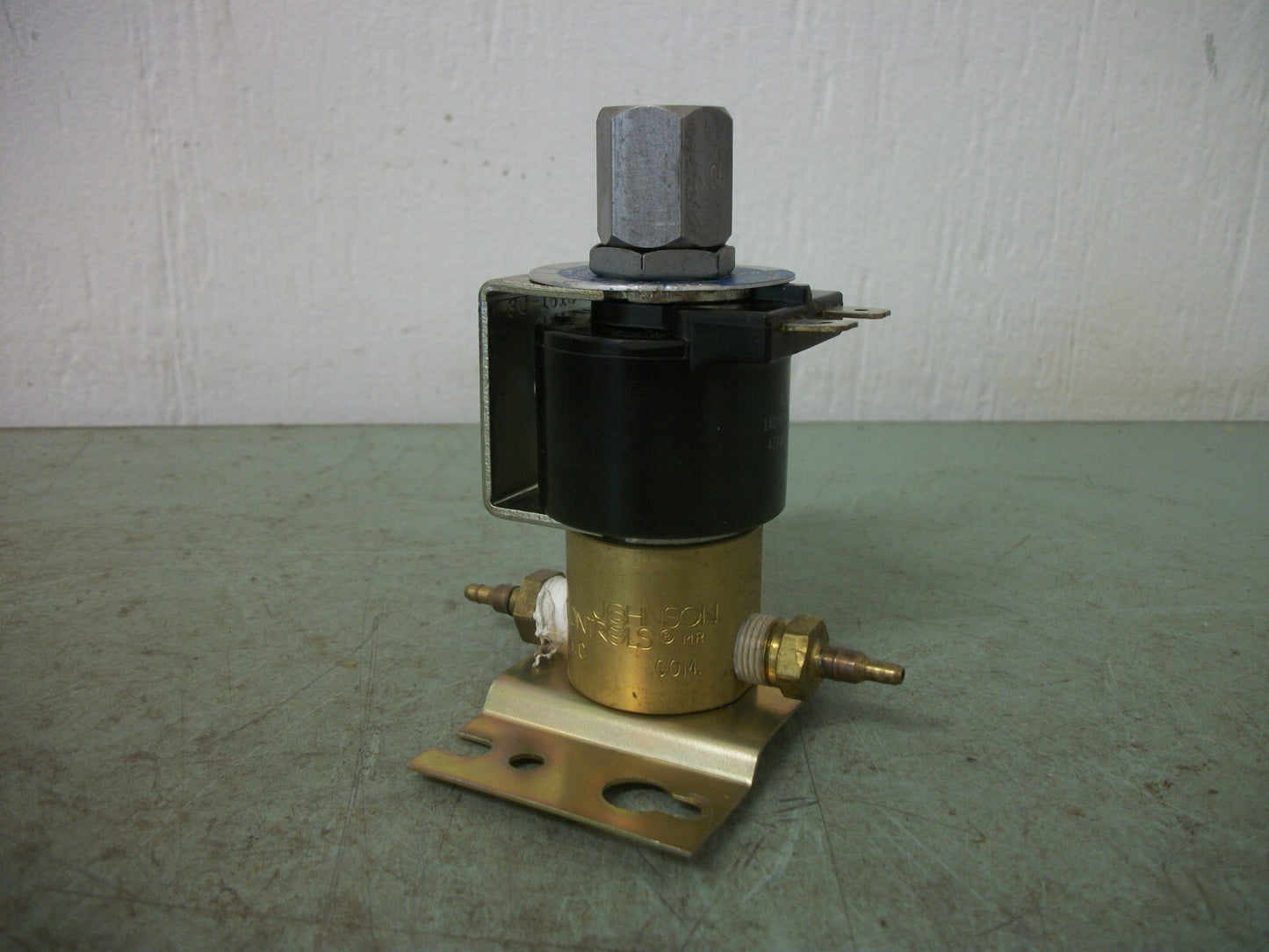 JOHNSON CONTROLS 3/32" 3-WAY SOLENOID VALVE V2410-9 120VCOIL 30PSI 8W