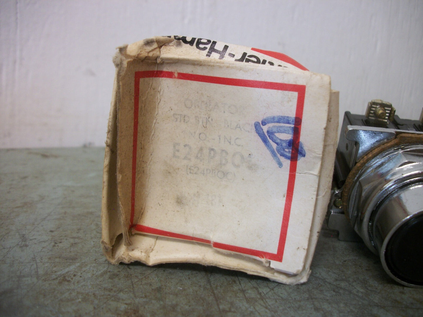 CUTLER-HAMMER MOMENTARY FLUSH BLACK PUSHBUTTON E24PBOL NIB