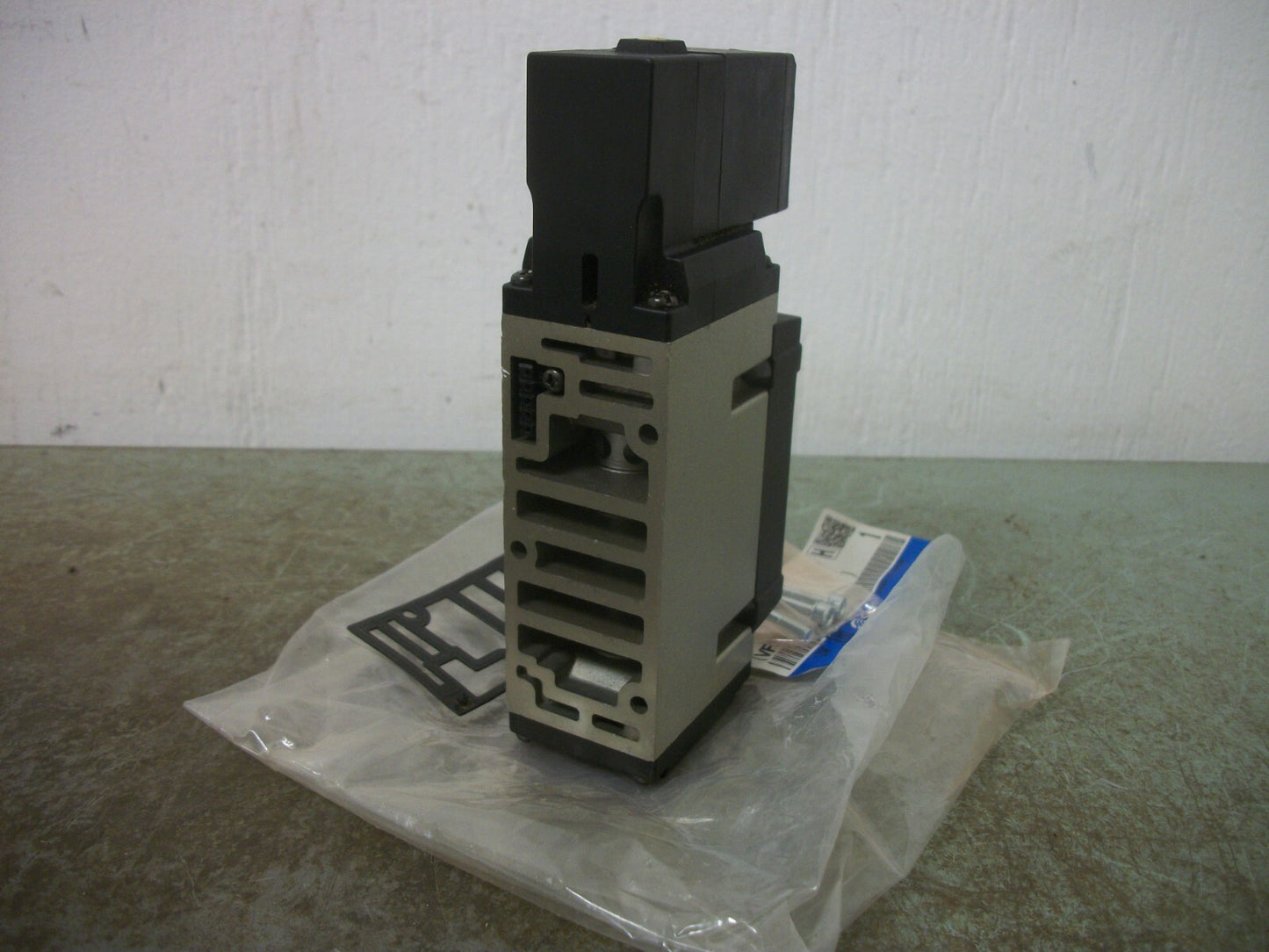 SMC SOLENOID VALVE VFS3100-5FZ 21-26VDC NEW