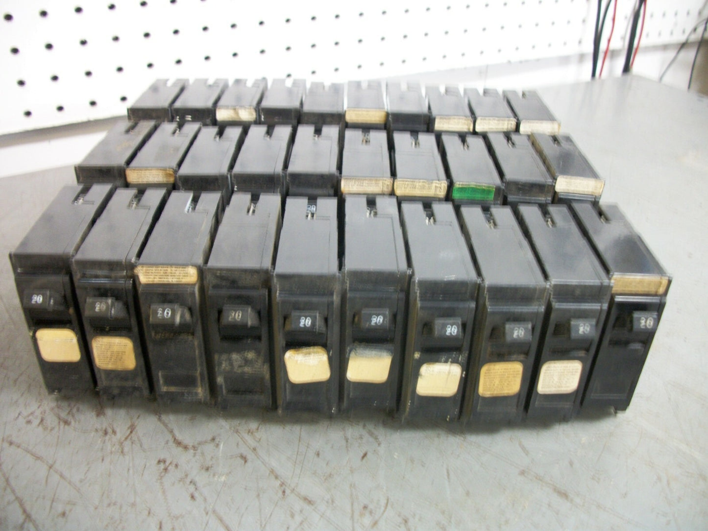 CROUSE-HINDS MURRAY ARROW HART LOT OF 30 MP CIRCUIT BREAKERS MP120 20A 240V 1P