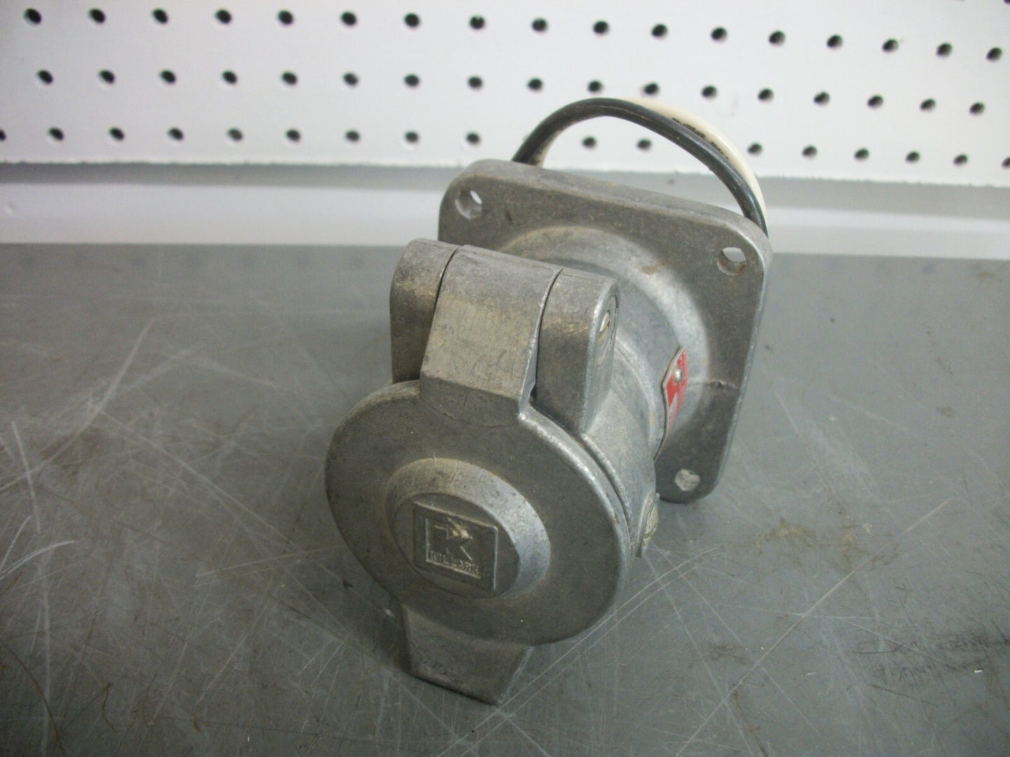 KILLARK PIN & SLEEVE RECEPTACLE KRJ-20 SU-78 20AMP 230VOLT 1PH 2W 3POLE NOB