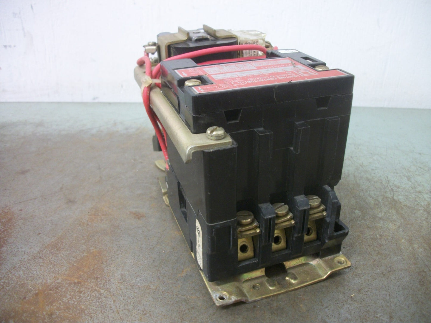 SQUARE D 30AMP 3POLE LIGHTING CONTACTOR 8903SMO11 8903SM011 120VCOIL CHIPPED