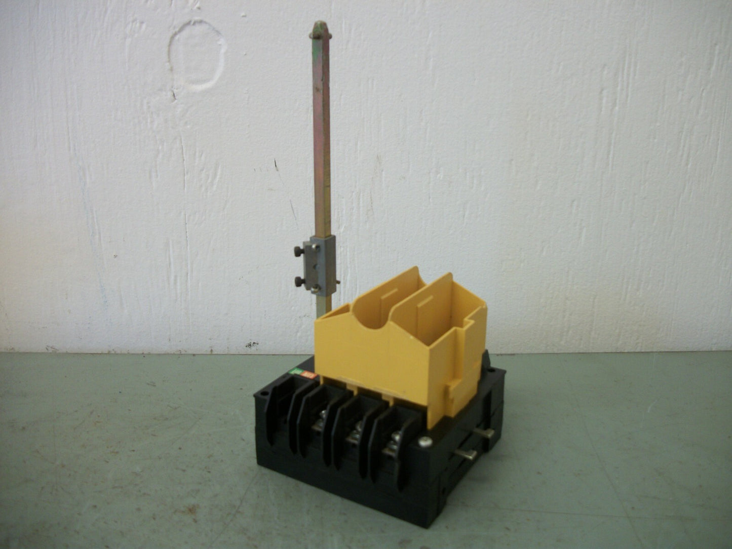 ALLEN-BRADLEY NON-FUSIBLE DISCONNECT SWITCH SER A 194R-NN030P3 30AMP 600V 3POLE