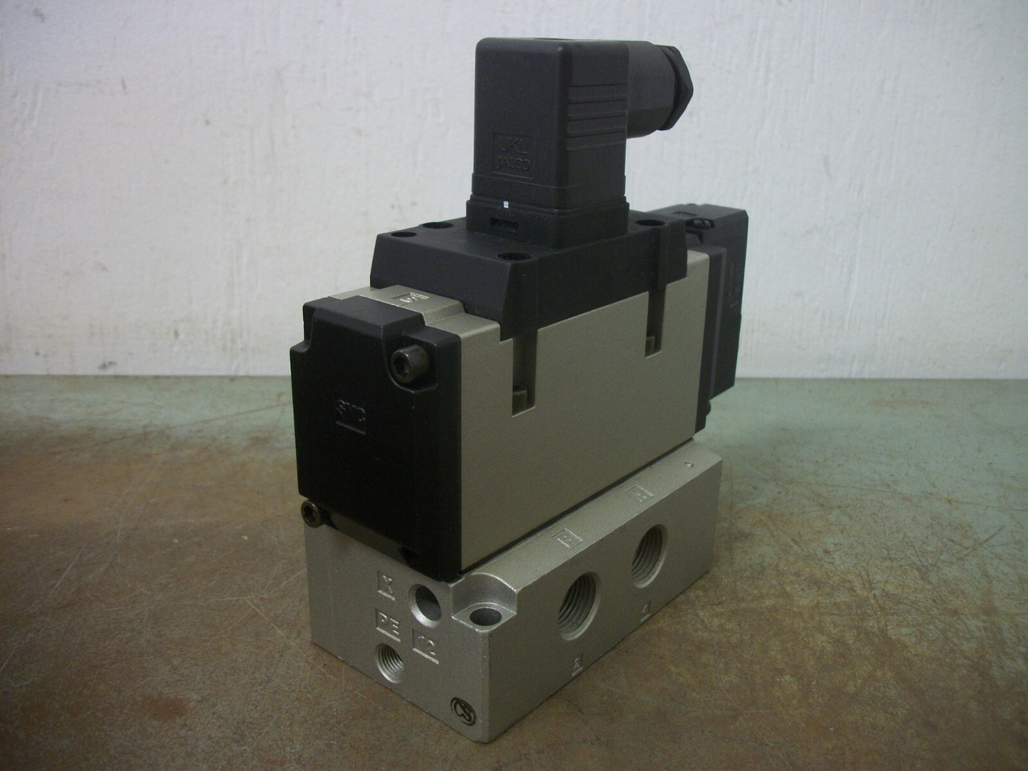 SMC PNEUMATIC SOLENOID VALVE VFS4110-5D 0.1-1.0MPa 21-26VCOIL NOB