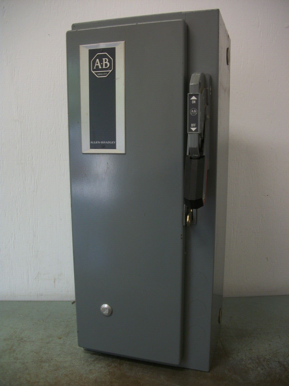 ALLEN-BRADLEY STARTER COMBO SIZE 0 509-AOD 120VCOIL 30AMP FUSIBLE