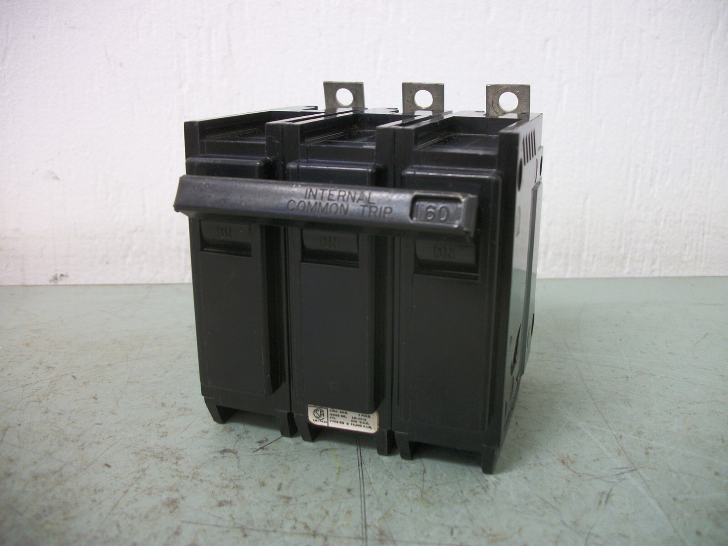 GTE SYLVANIA BQ CIRCUIT BREAKER BQ3C060 60AMP 240VOLT 3POLE CRACKED