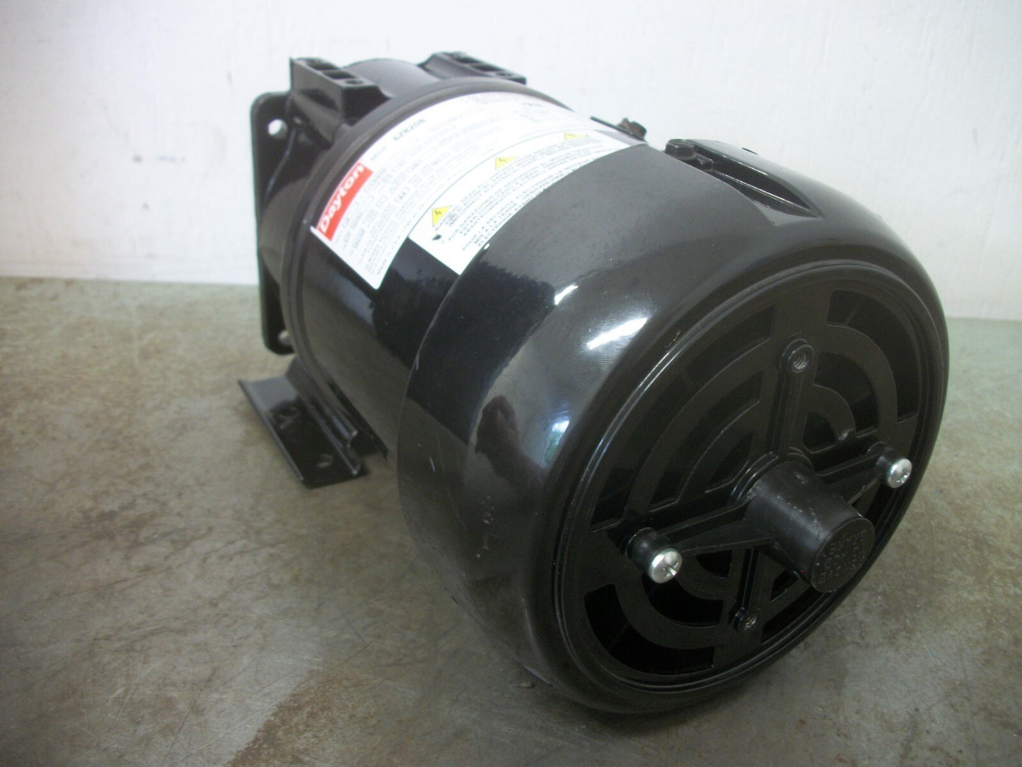 DAYTON 1/6HP 28:1 RATIO AC GEARMOTOR 6Z820B 230VOLT 1PH NOB