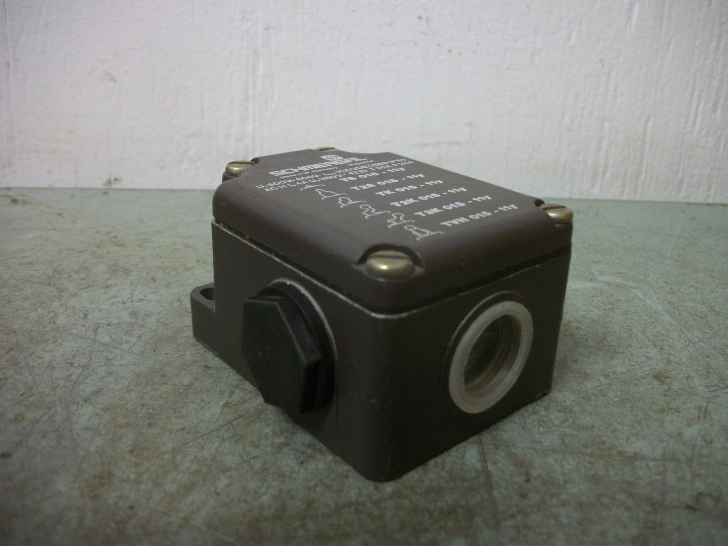 SCHMERSAL HEAVY DUTY LIMIT SWITCH TS015-11Y NOB