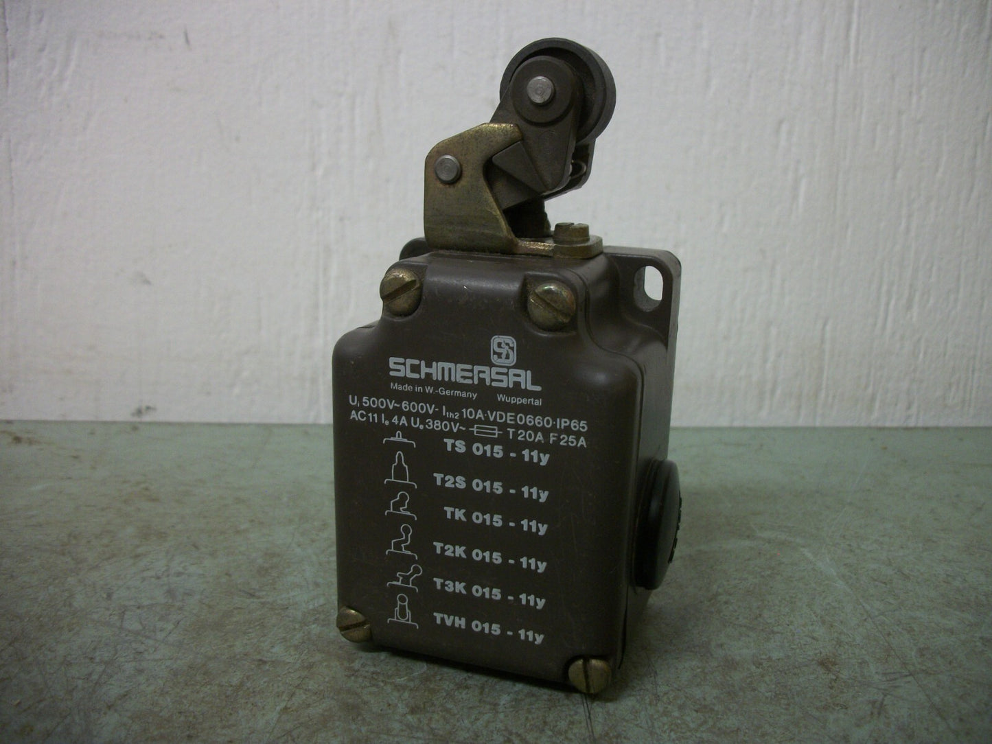 SCHMERSAL HEAVY DUTY LIMIT SWITCH TK015-11Y NOB
