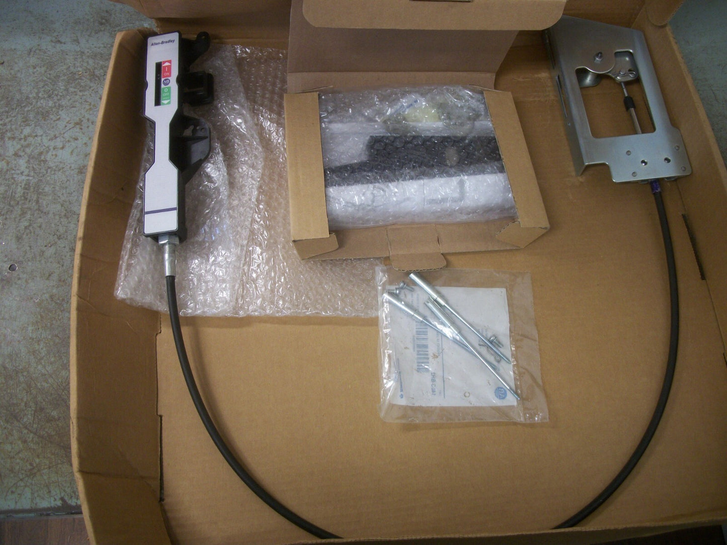 ALLEN-BRADLEY 4FT FLEX CABLE OPERATOR 140G-H-FCX04 NIB