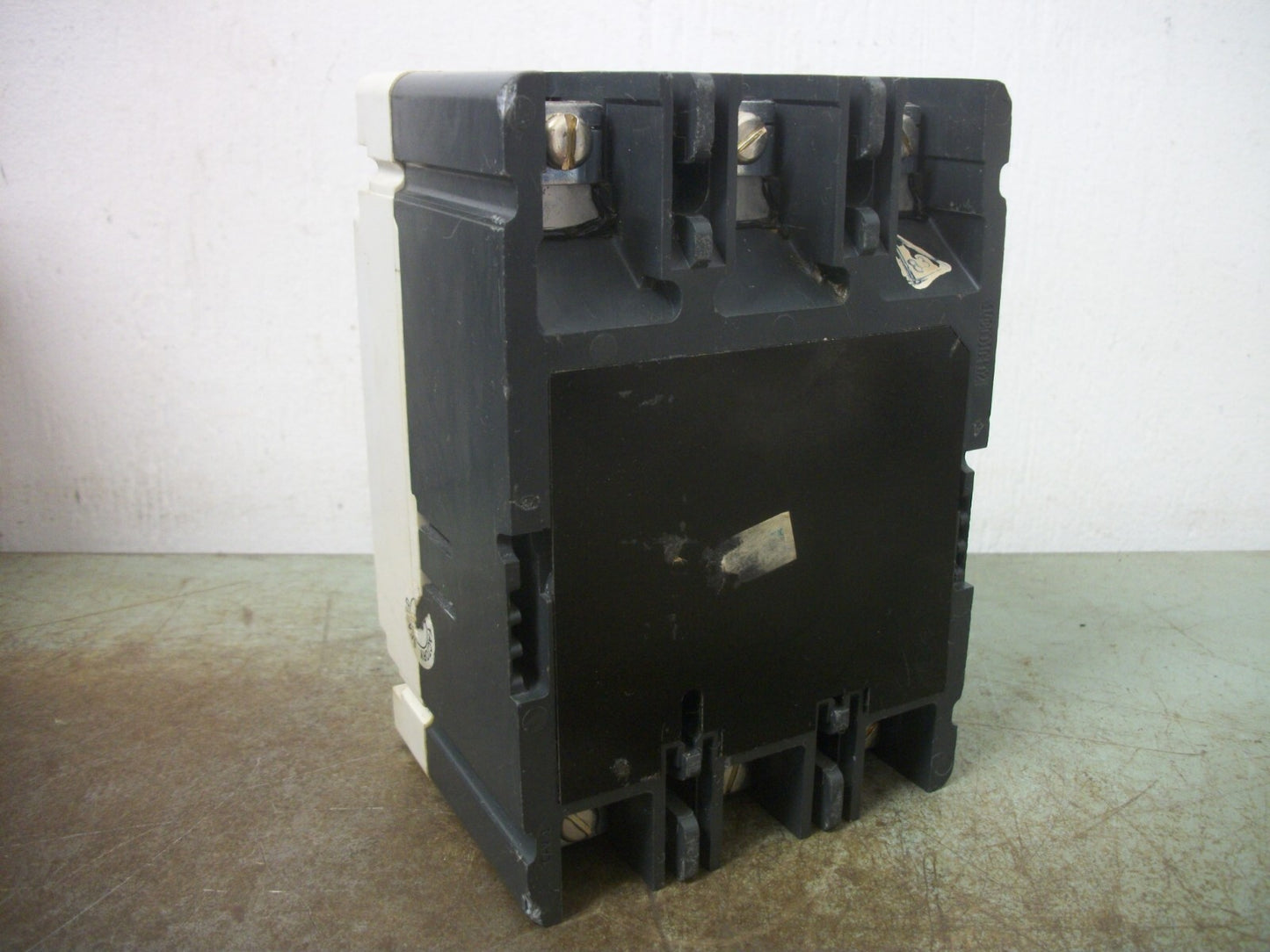 CUTLER-HAMMER HMCP CIRCUIT BREAKER HMCP015E0C 15AMP 600VOLT 3POLE