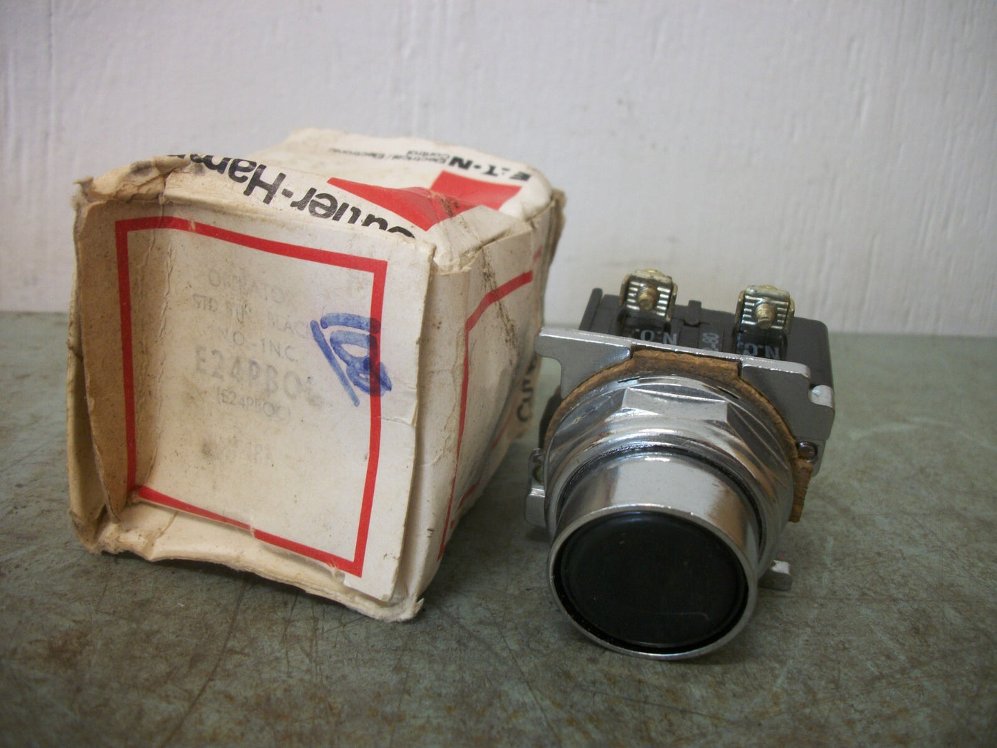 CUTLER-HAMMER MOMENTARY FLUSH BLACK PUSHBUTTON E24PBOL NIB