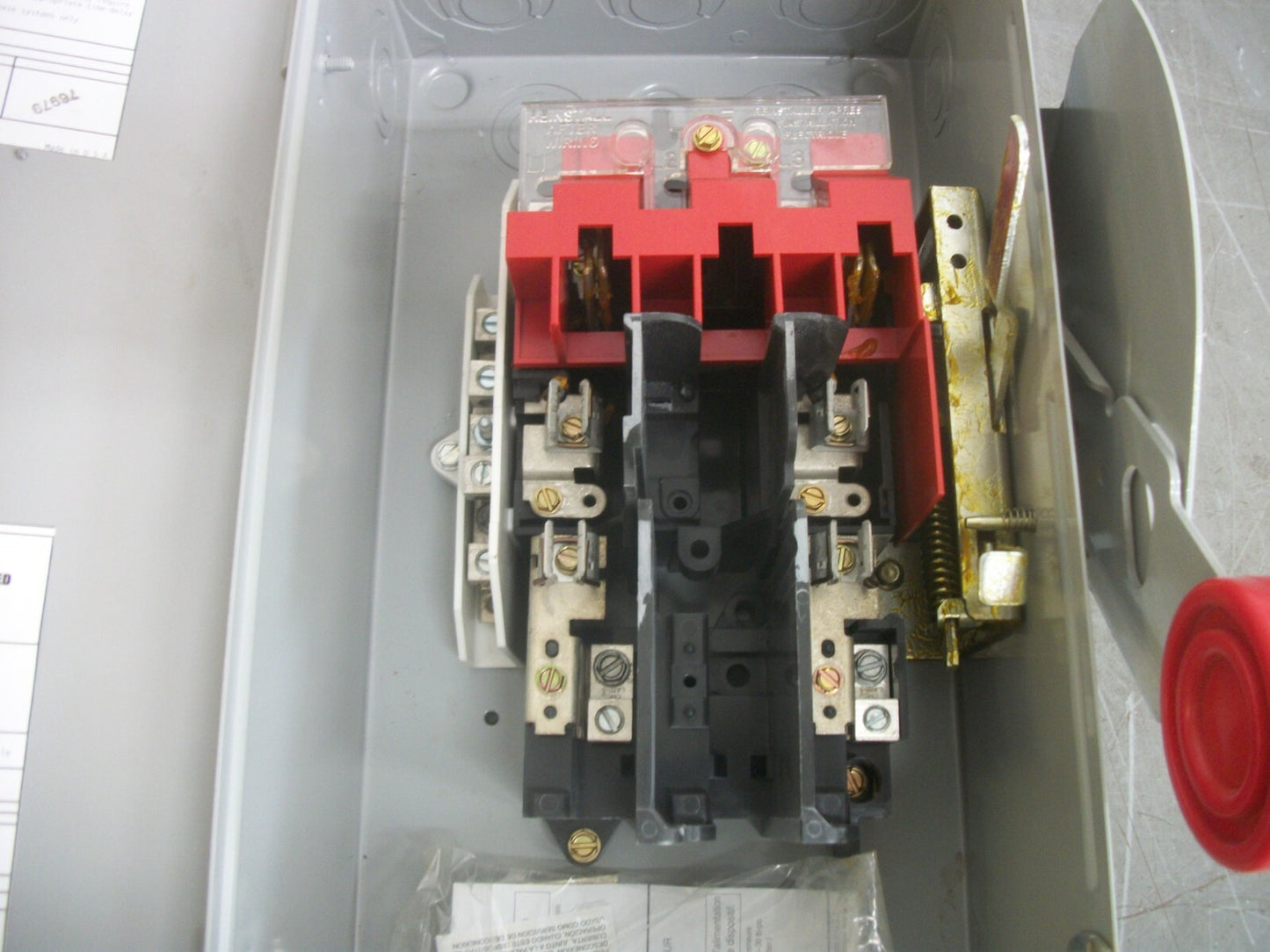 CUTLER-HAMMER DISCONNECT TYPE 1 DH221NGK 30AMP 240VOLT 2POLE FUSIBLE NOB