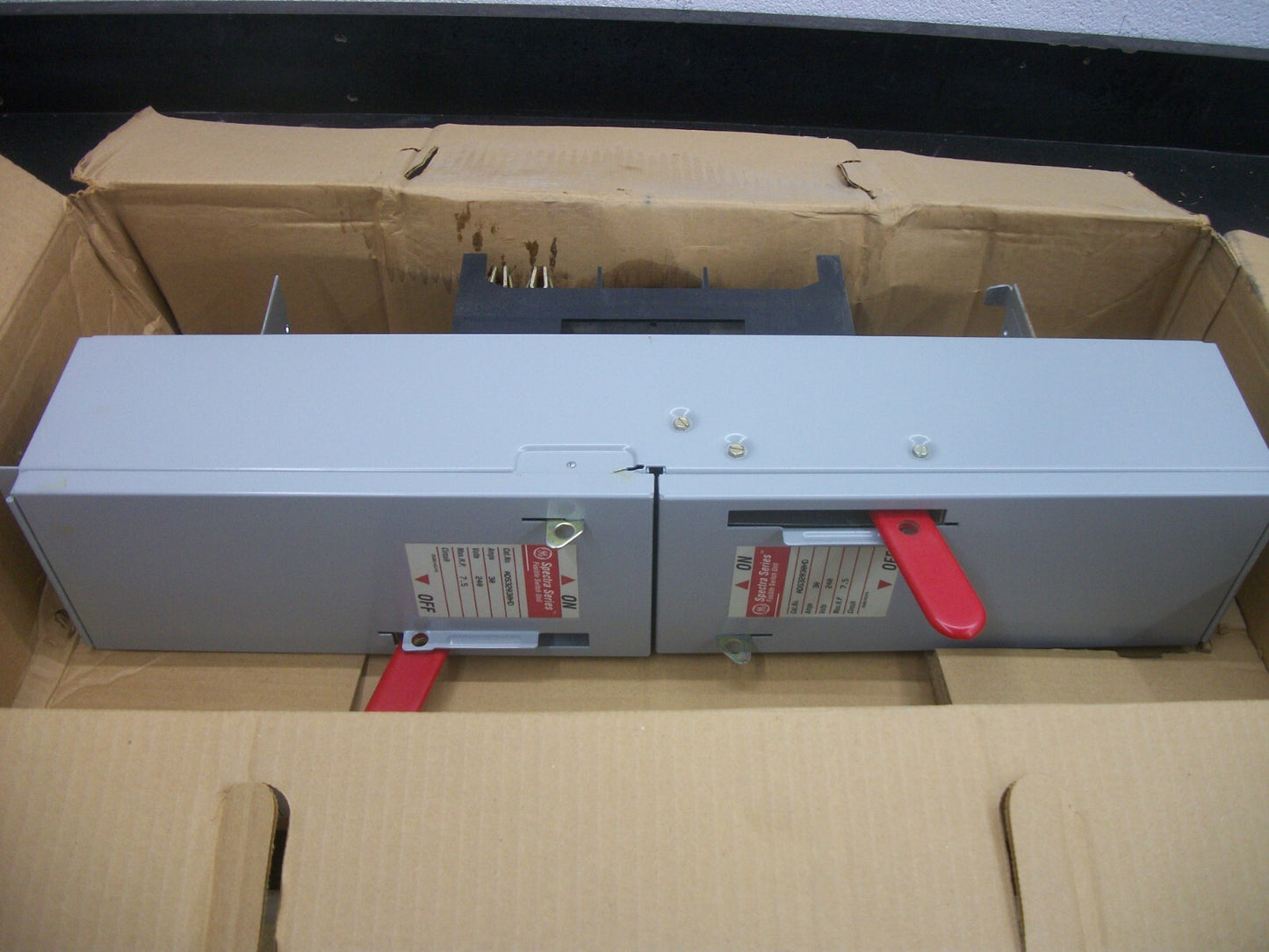 GE SPECTRA FUSIBLE BRANCH SWITCH ADS32030HD 30AMP 240VOLT 3POLE NIB