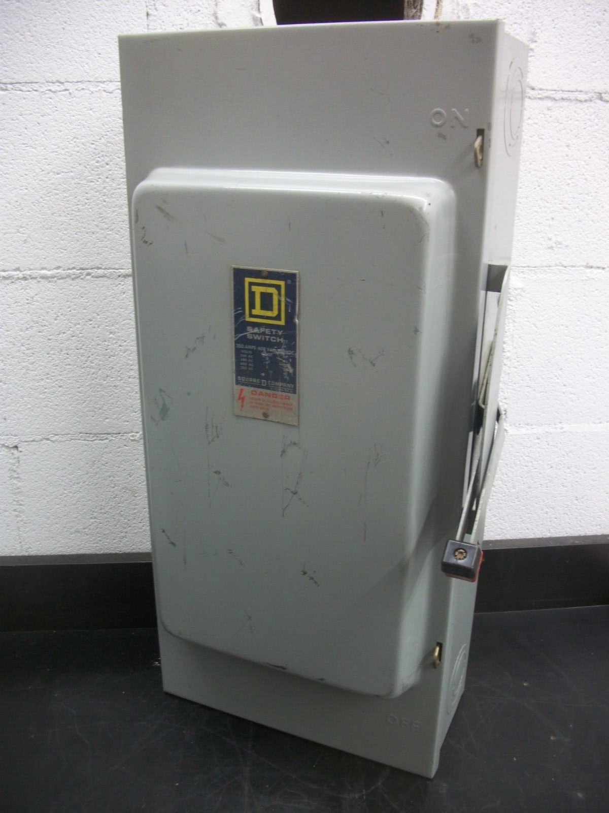 SQUARE D DISCONNECT TYPE 1 HU364 200AMP 600VOLT 3POLE NON-FUSIBLE OLD