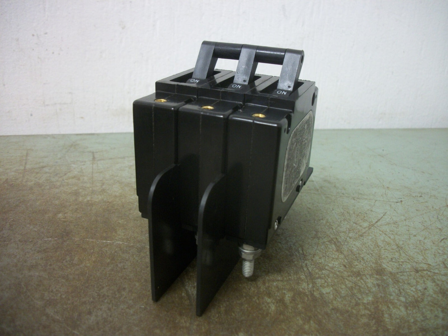 AIRPAX CIRCUIT BREAKER 205-111-1-61-5-302-0 3AMP 277/480VOLT 3POLE NOB