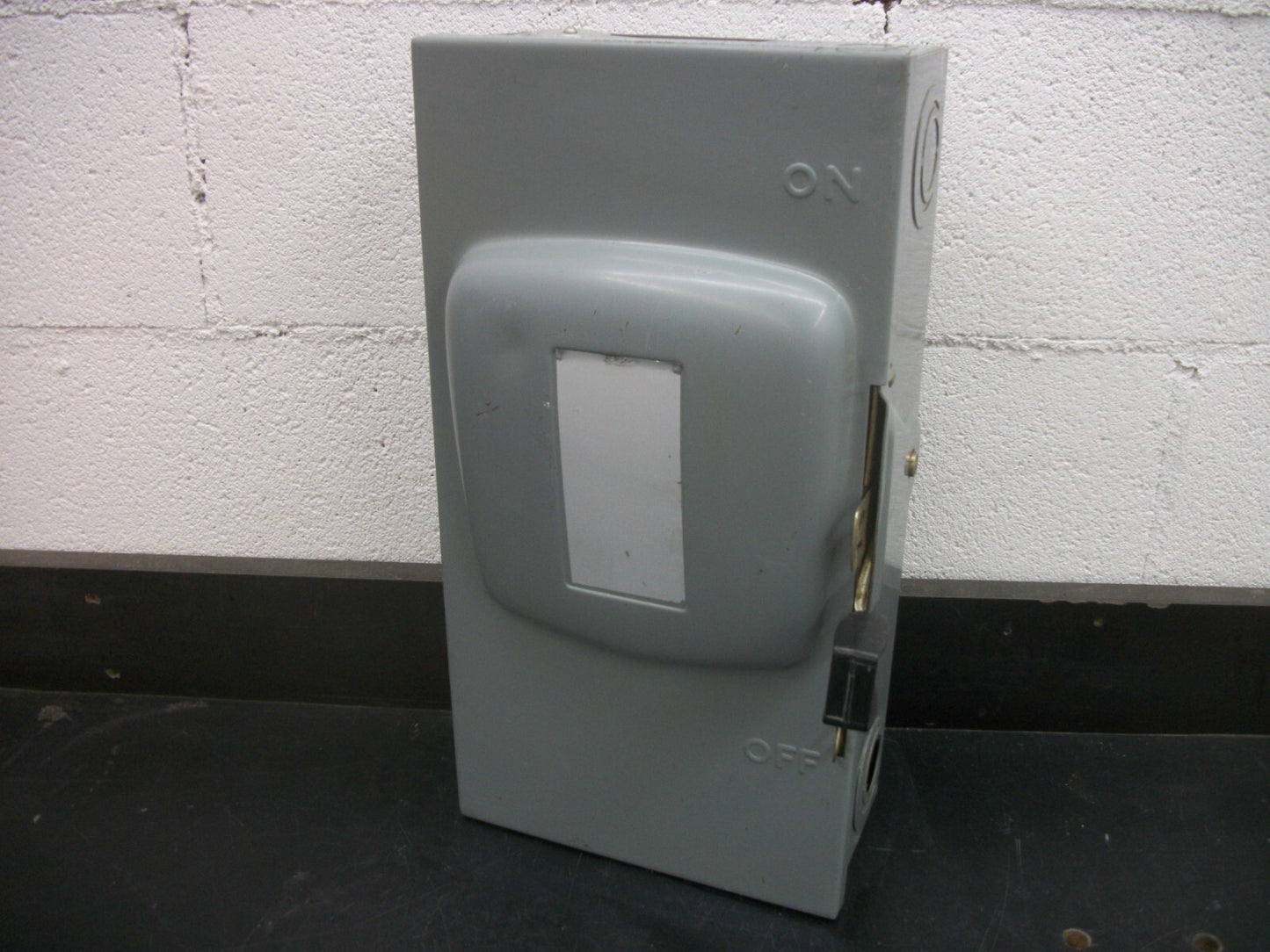 SQUARE D DISCONNECT TYPE 1 D-323N 100AMP 240VOLT 3POLE FUSIBLE OLD