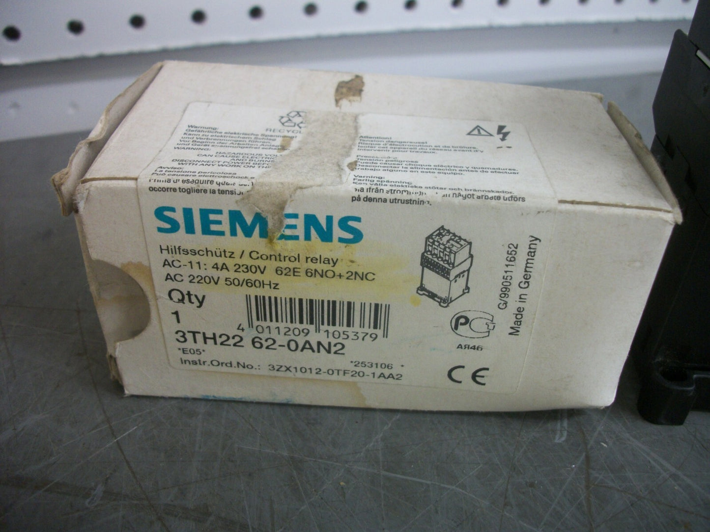 SIEMENS CONTROL RELAY 3TH2262-0AN2 220VCOIL NIB
