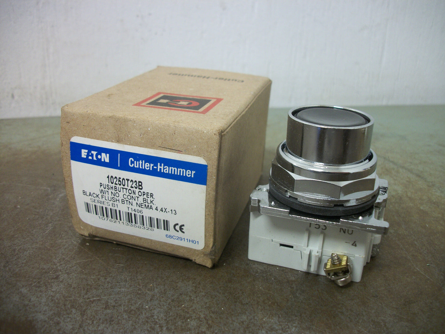 CUTLER-HAMMER BLACK FLUSH PUSHBUTTON 10250T23B *NIB*
