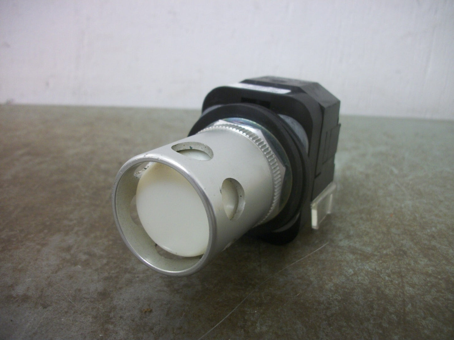 ALLEN-BRADLEY WHITE ILLUMINATED MOMENTARY PUSHBUTTON 800T-PA16W 120VOLT