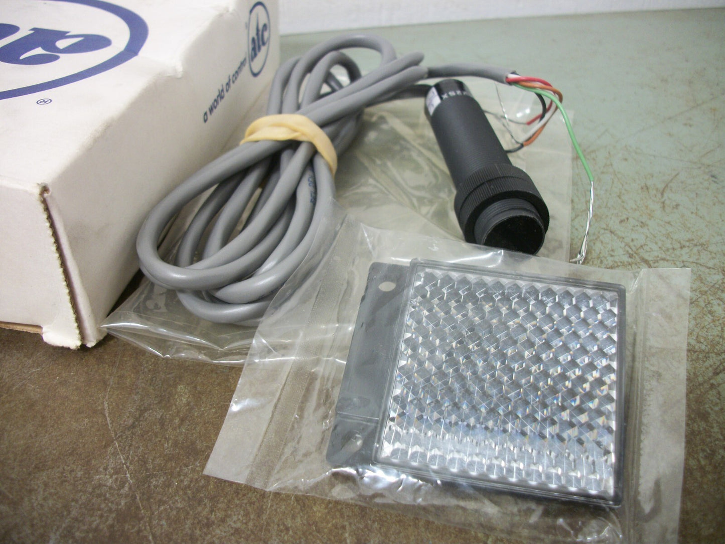 ATC PHOTOEYE PHOTOELECTRIC SENSOR 7653AR04F22SX NIB