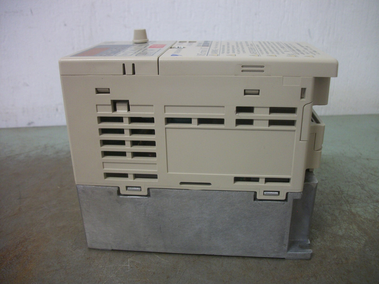 YASKAWA VS MINI V7 0.4KW INVERTER DRIVE CIMR-V7AA20P4 230VOLT 3PH