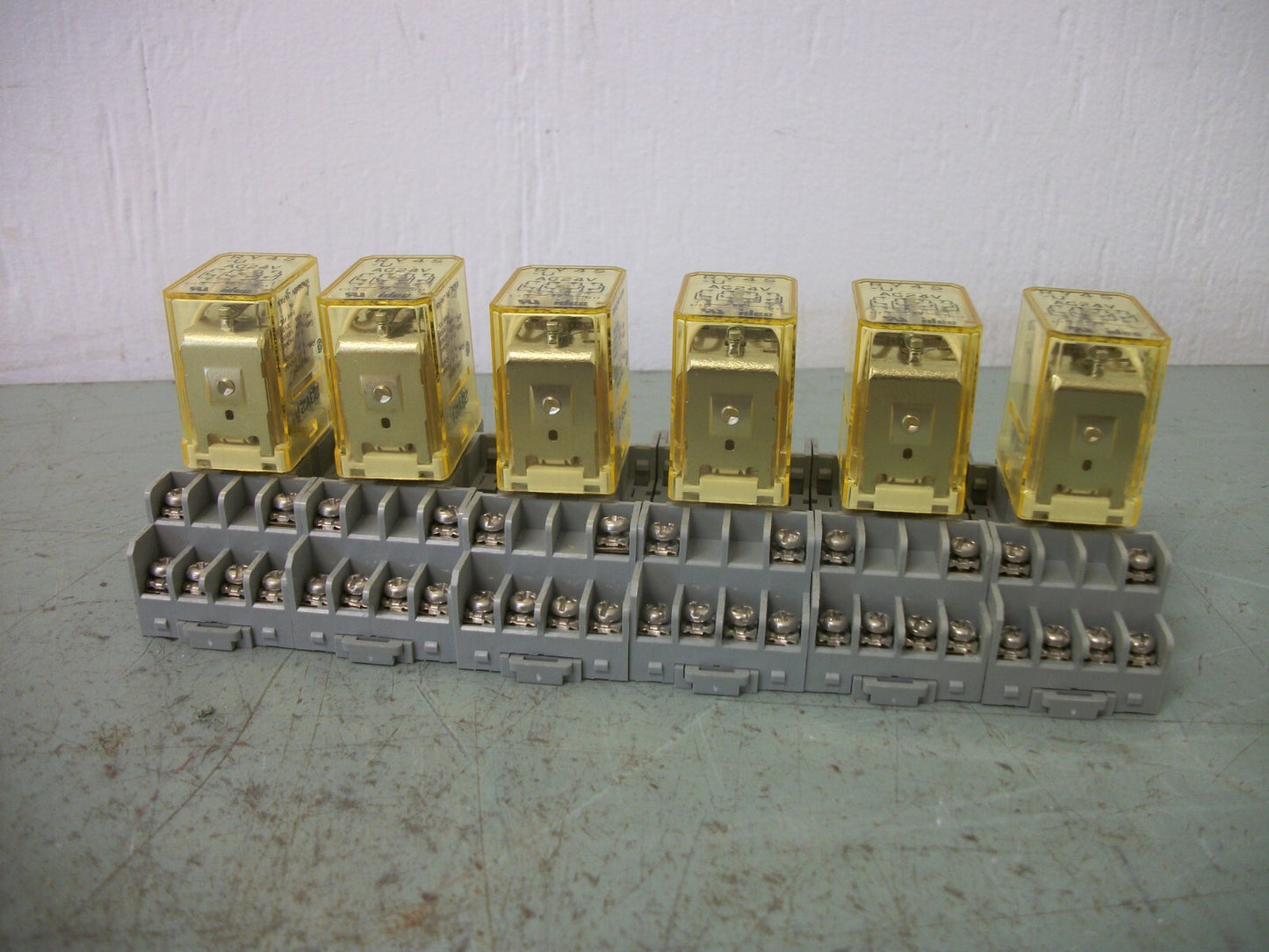 IDEC LOT OF 6 PLUG-IN RELAYS W/SOCKET BASES RY4S-U 24VCOIL 5AMP 240VOLT