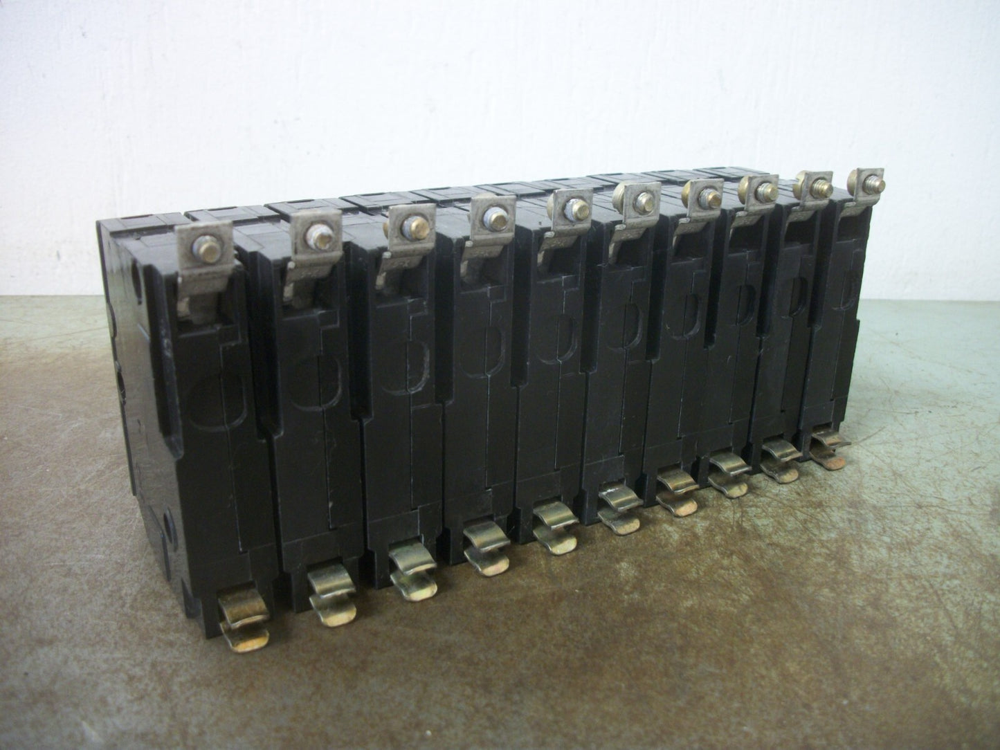 SQUARE D LOT OF 10 QOB CIRCUIT BREAKER QOB120VH 20AMP 240VOLT 1POLE 22kA OLD