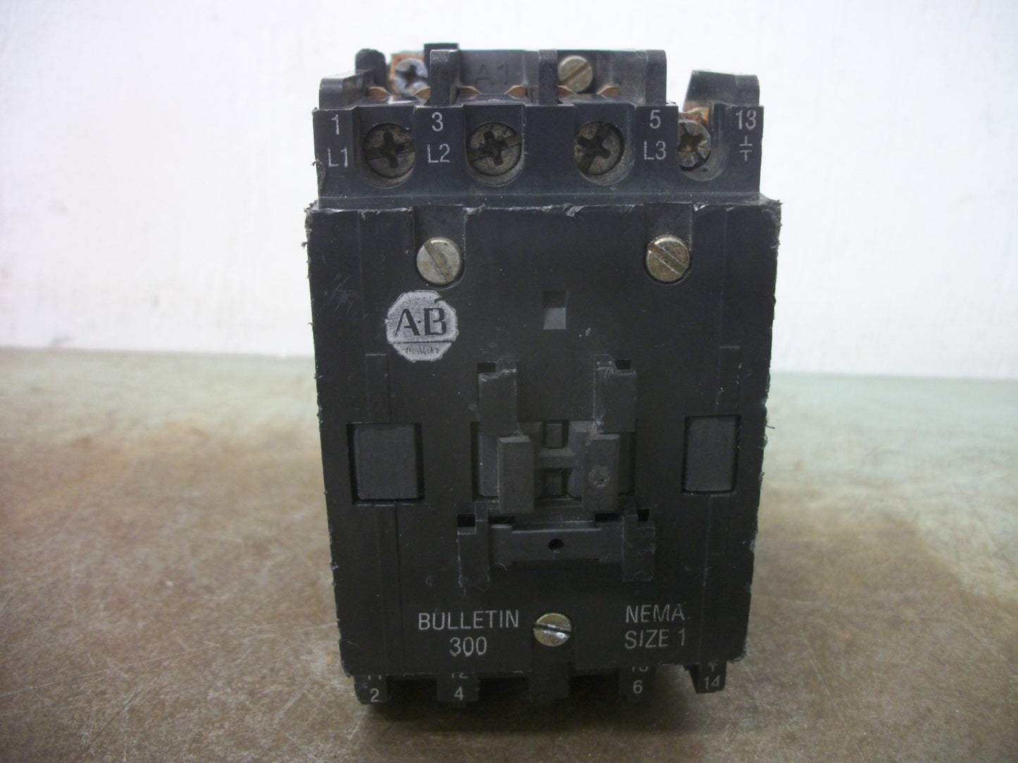 ALLEN-BRADLEY SIZE 1 CONTACTOR 300-BO*930 27AMP 120VCOIL 3PH 600V 10HP