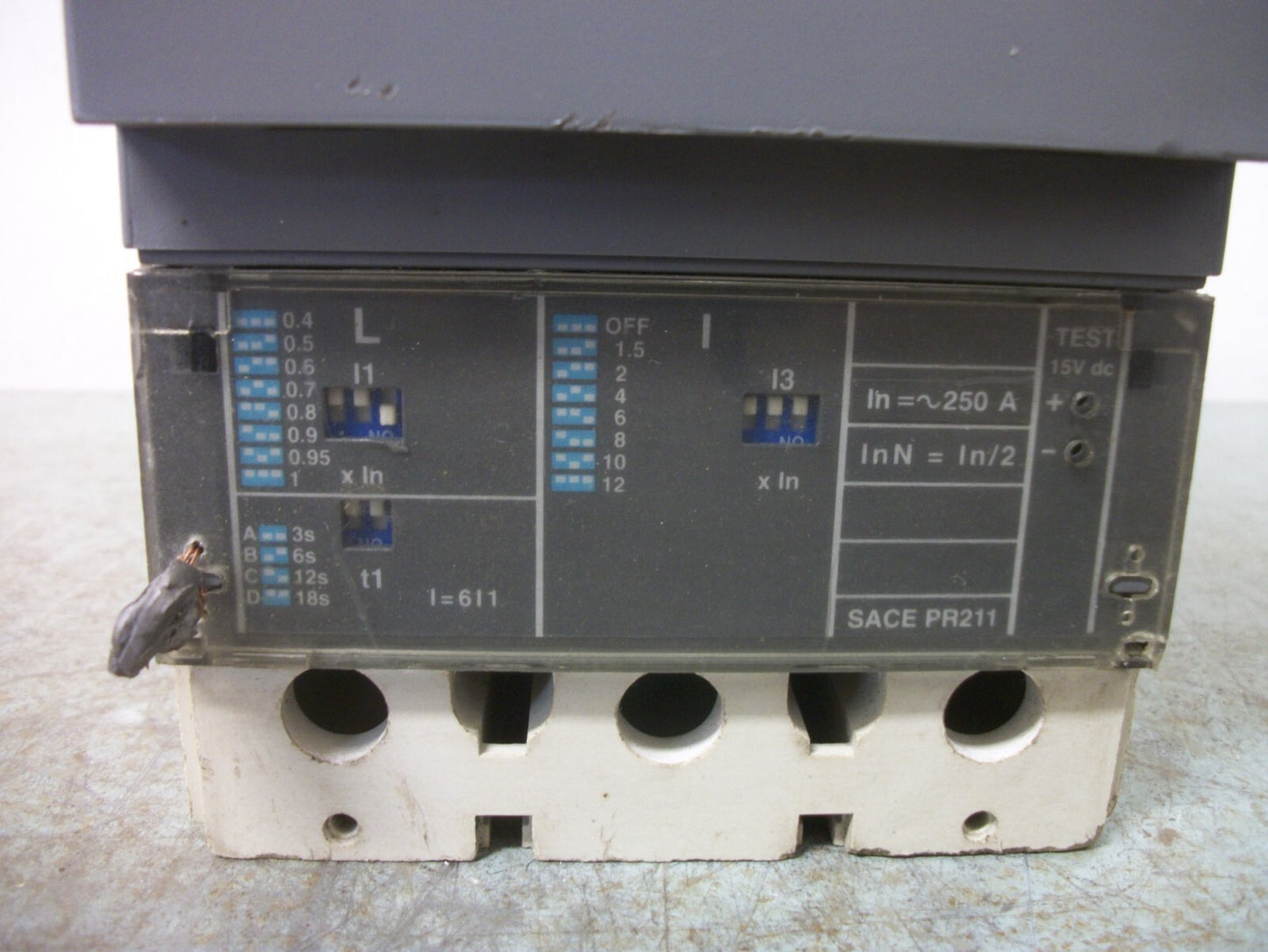ABB SACE S4 S4H CIRCUIT BREAKER 122160023-002 250AMP 600VOLT 3POLE W/SHUNT+AUX