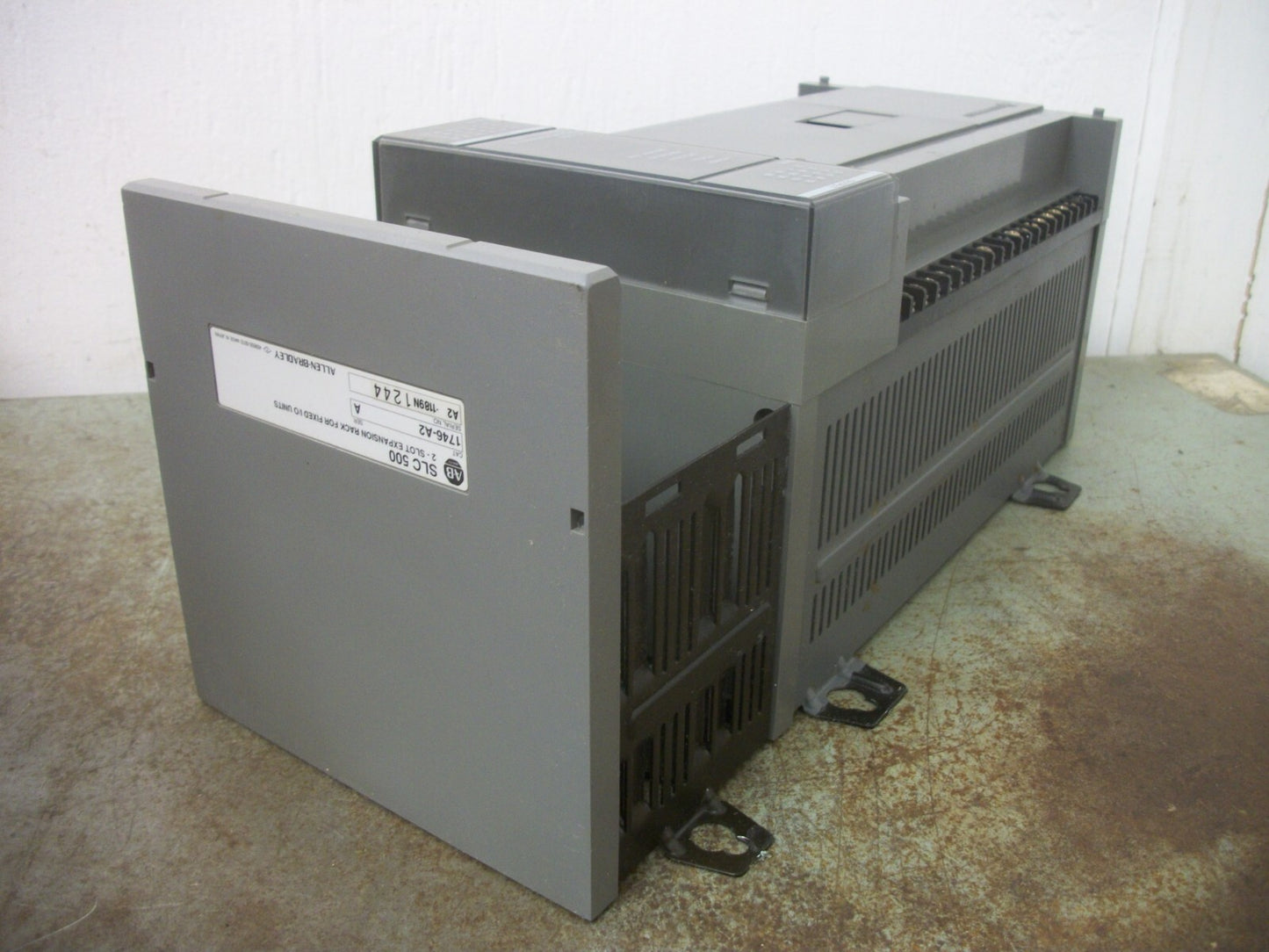 ALLEN-BRADLEY SLC 500 PROCESSOR UNIT 40 I/O 1747-L40B W/1746-A2 2-SLOT EXPAN