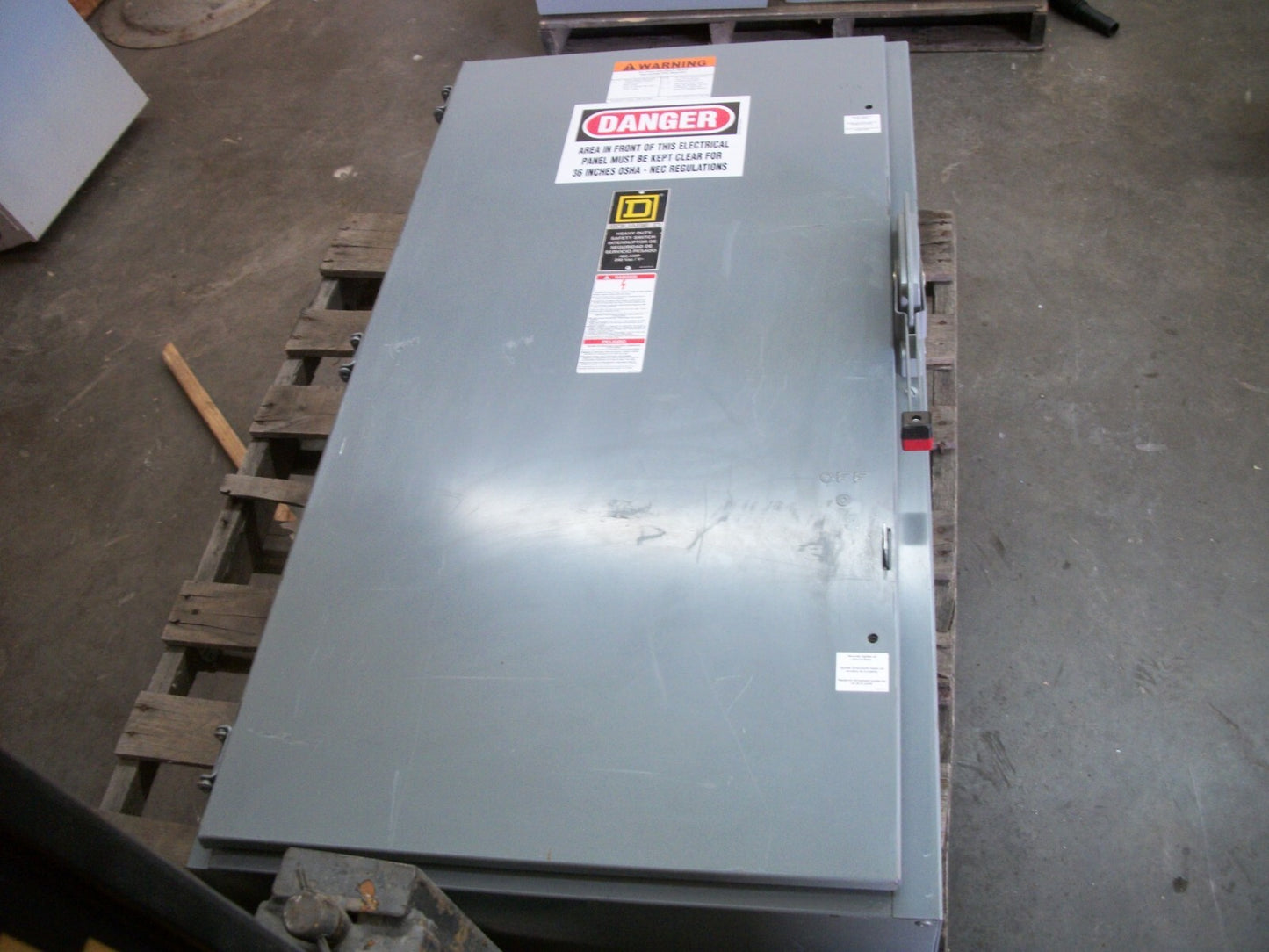 SQUARE D DISCONNECT TYPE 1 H325N 400AMP 240VOLT 3POLE FUSIBLE