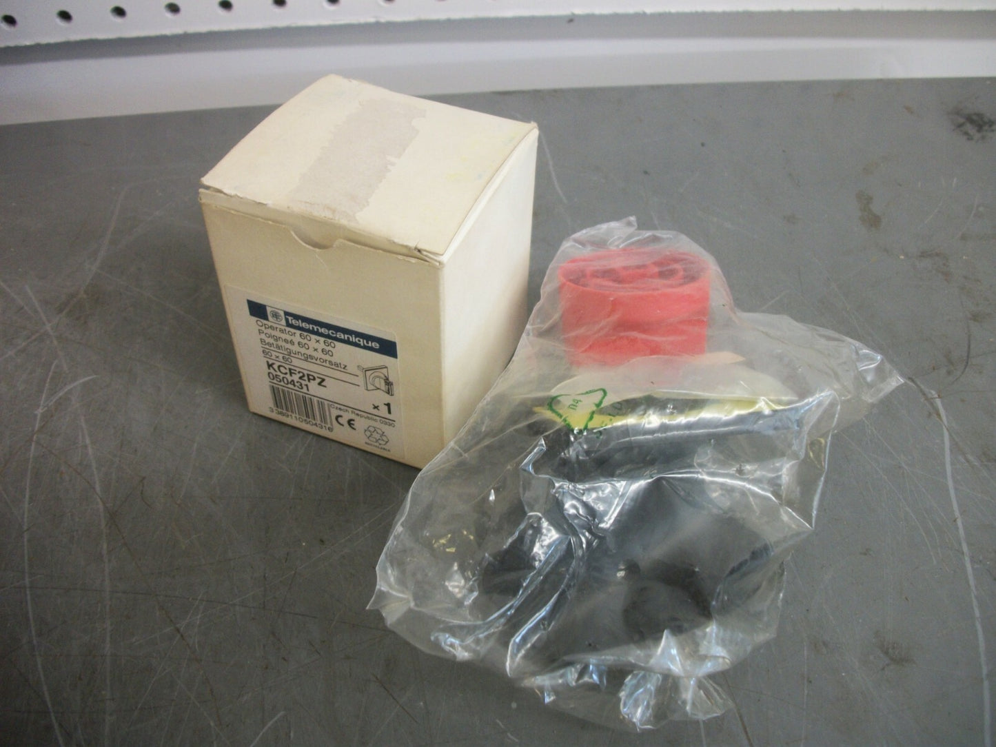 TELEMECANIQUE 60 X 60 DISCONNECT HANDLE OPERATOR KCF2PZ NIB