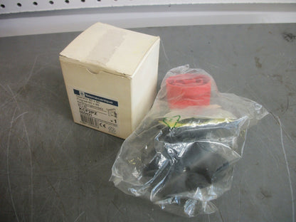 TELEMECANIQUE 60 X 60 DISCONNECT HANDLE OPERATOR KCF2PZ NIB