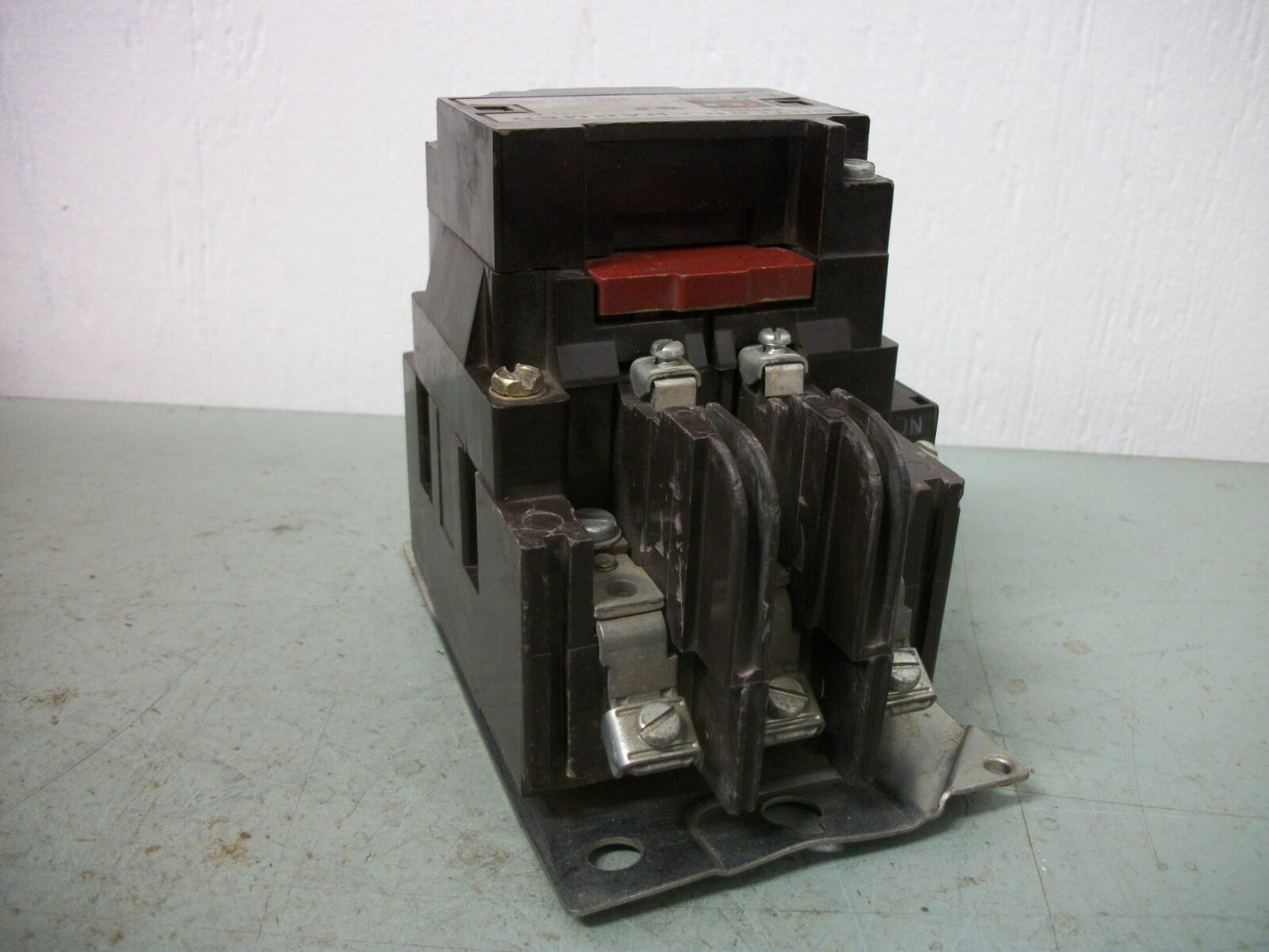 CUTLER-HAMMER 60AMP LIGHTING CONTACTOR C832EN4 120VCOIL