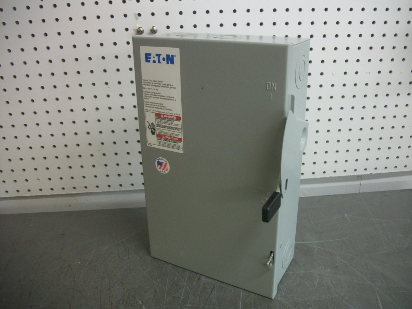 CUTLER-HAMMER DISCONNECT TYPE 1 DG322UGB 60AMP 240VOLT NON-FUSIBLE NOB