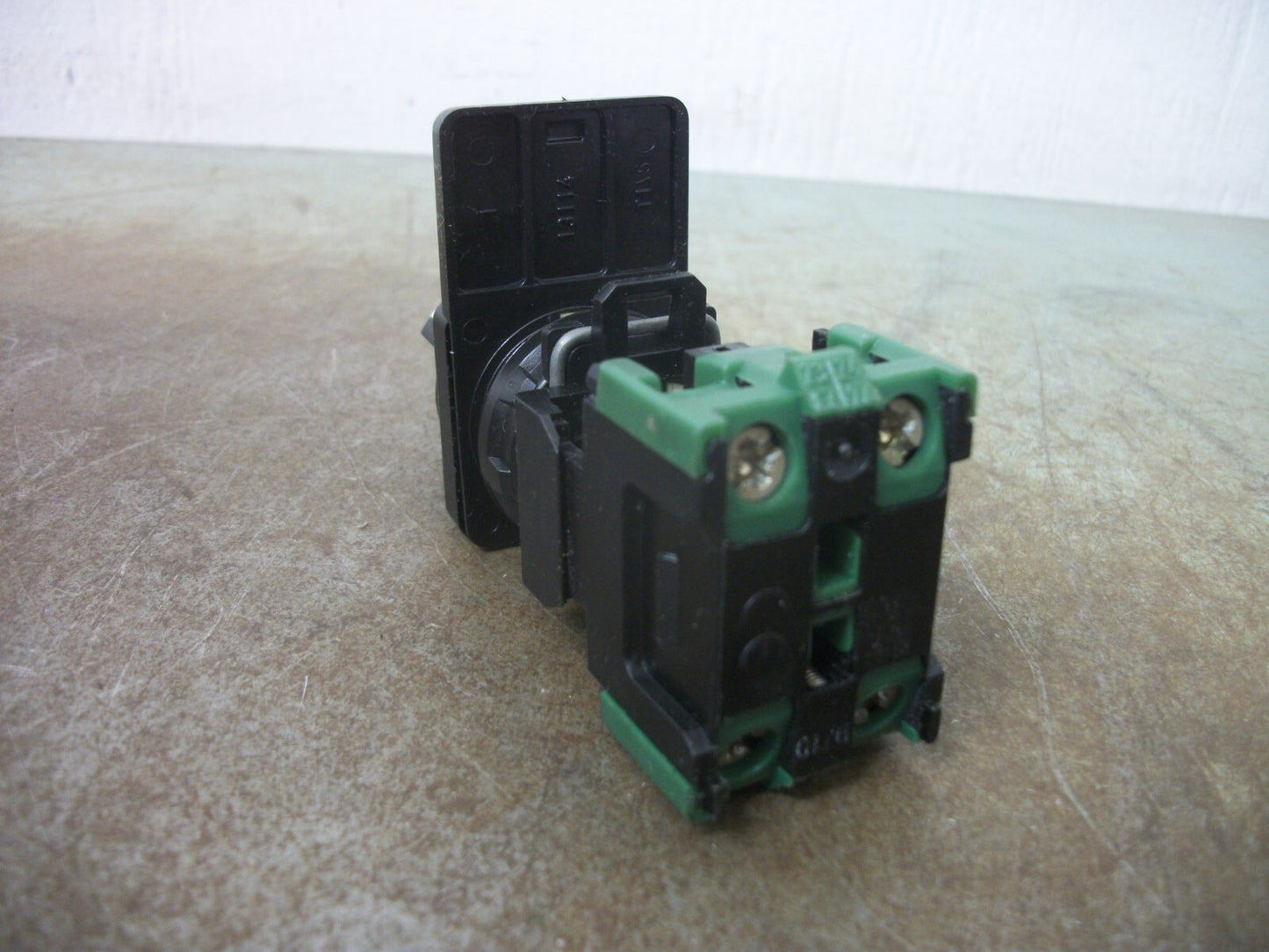 TELEMECANIQUE BLACK 2-POSITION MAINTAINED SELECTOR SWITCH DA 20