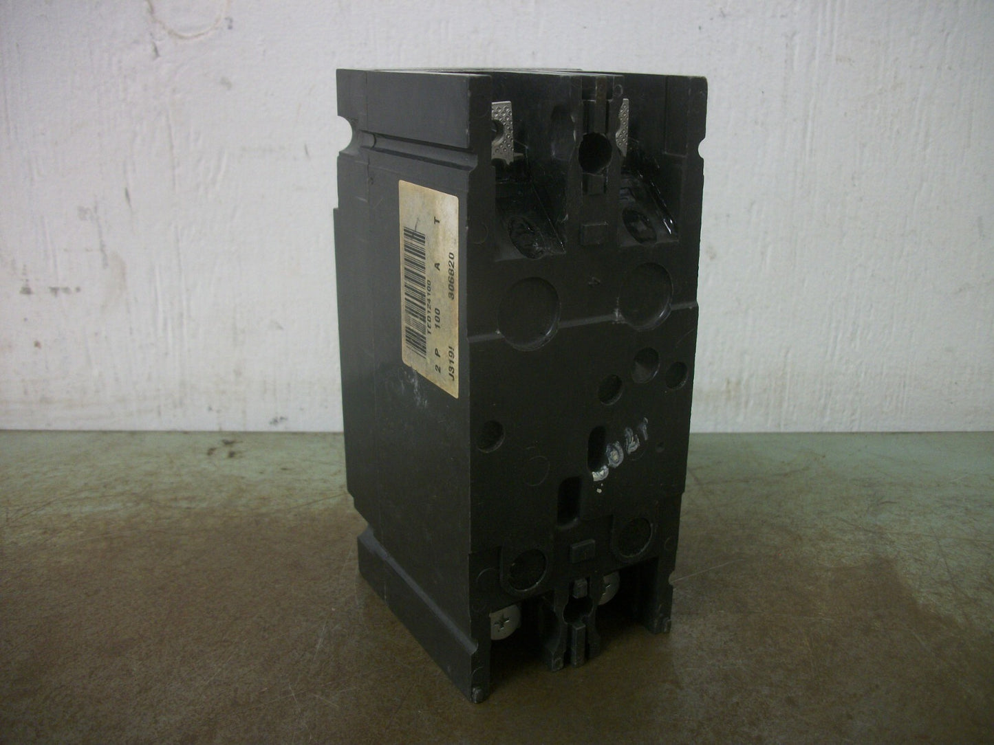 GE TED CIRCUIT BREAKER TED124100 100AMP 480VOLT 2POLE GREEN