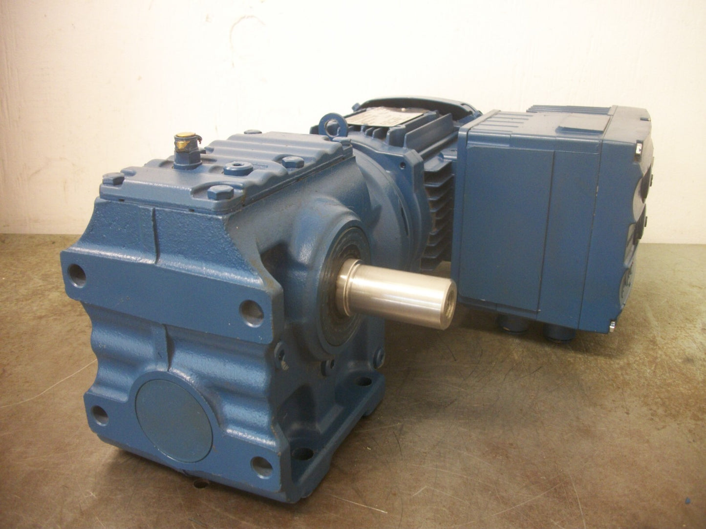 SEW-EURODRIVE .75HP 20.33:1 RATIO WORM GEAR GEARMOTOR S47DRS71M4/MM05/MO NOB